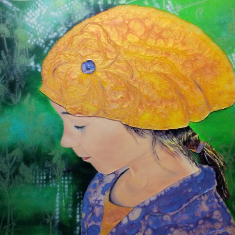 tableau peinture à huile et résine portait jeune fille de profil béret jaune fond vert